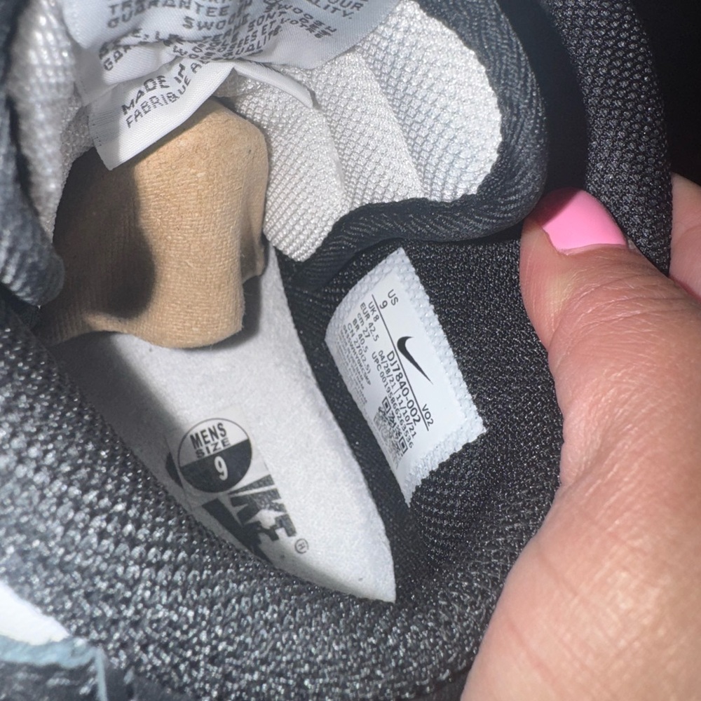 Nike Black and White Sneakers - Picture 5 of 5